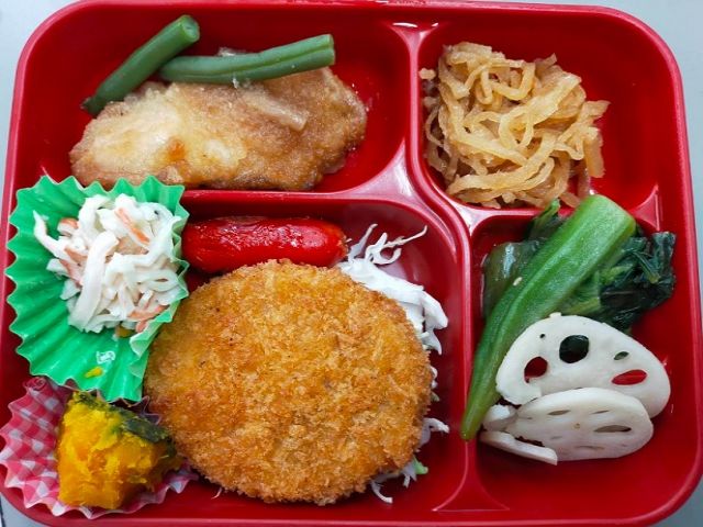 昼のお弁当の一例です。栄養バランスも考えてられているので、美味しくいただけます！