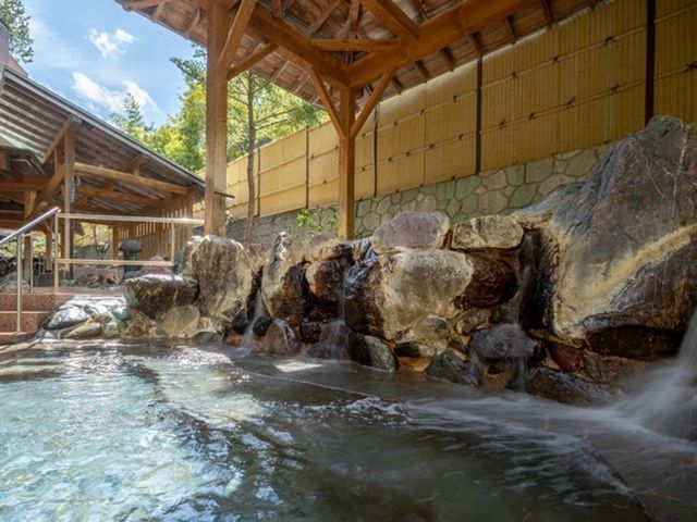 露店風呂は解放感抜群！四季を楽しみながらリラックスしてみませんか？