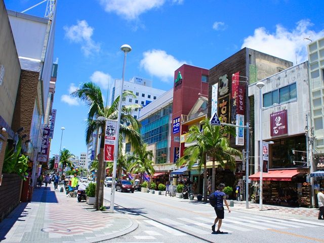 国際通りにあるホテルのベル業務！沖縄らしさ満点★イベントも多く行われていて、賑やかですよ♪