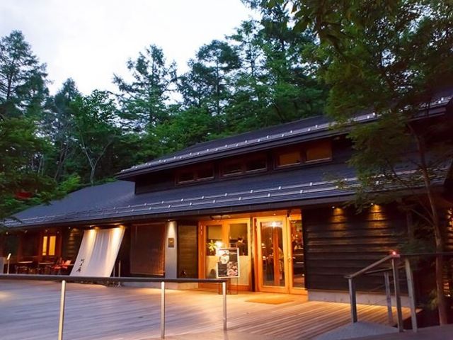 木々あふれる軽井沢ならではの落ち着いた雰囲気の店舗です。
