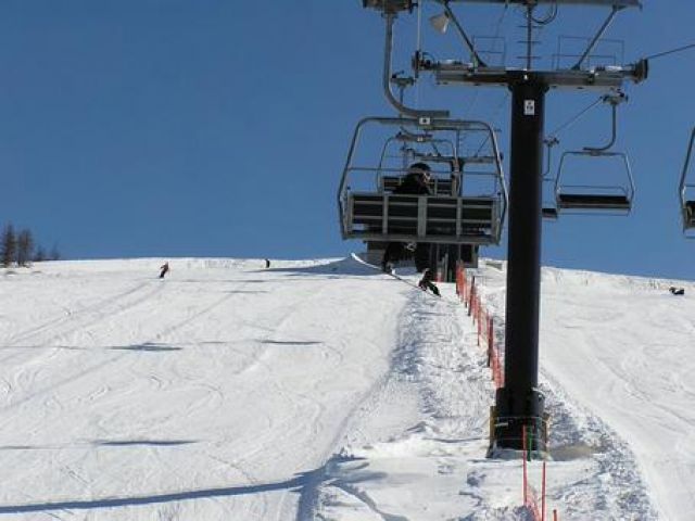 冬は雪質の良いスキー場がございます！