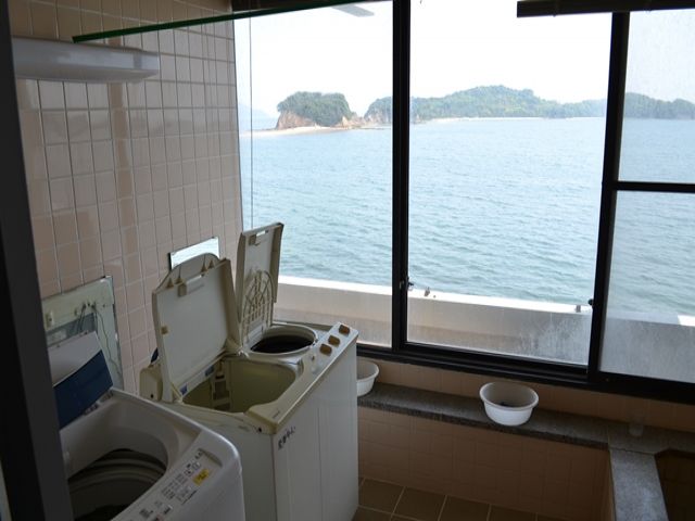 【寮館内】綺麗な寮です。洗濯しながら海を眺める贅沢★