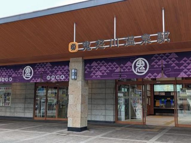 鬼怒川温泉駅はお店がたくさん！！徒歩10分でホテルです！