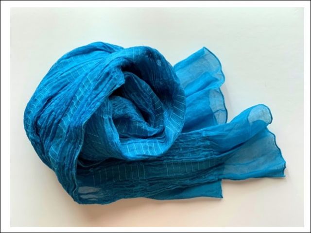 藍染でお洒落なスカーフを作るのもいいですネ