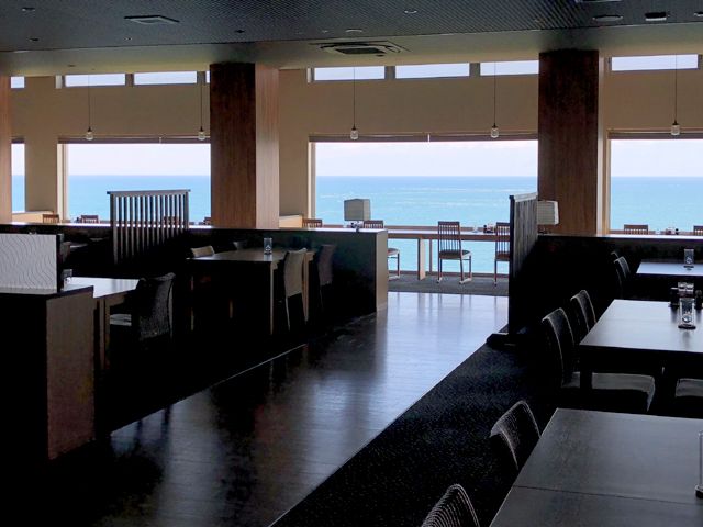 目の前には富山湾が広がり、
澄み切った日には立山連邦も望める職場です。