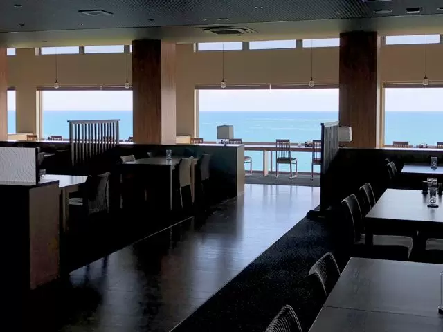 目の前には富山湾が広がり、
澄み切った日には立山連邦も望める職場です。