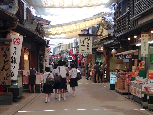 宮島は生活環境も整っており商店街には飲食店やお土産屋、カフェ、商店などあり生活は便利です。