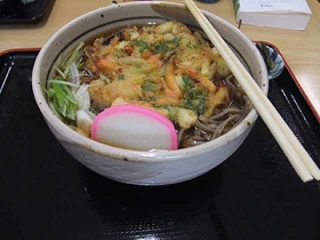 近くのラーメン居酒屋や喫茶店でのんびりと過ごすことができます！