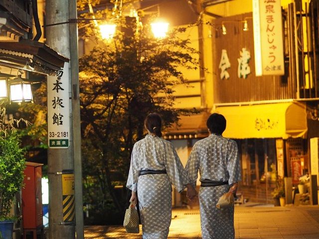 浴衣と下駄でのんびり過ごす…。そんな過ごし方がぴったりな温泉街です。