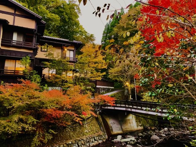 黒川温泉の景色、秋は紅葉、冬はイルミネーションと四季折々の風景楽しめます☆
