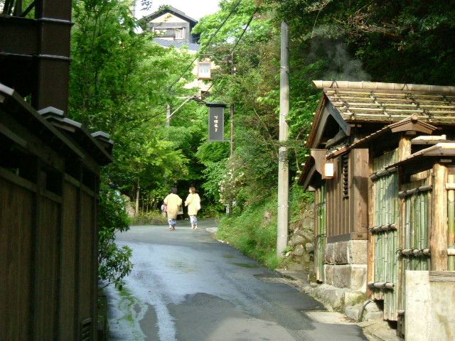 お土産屋や飲食店が並び、散策していると発見がいっぱい。かわいい看板やお地蔵さんもあるよ!