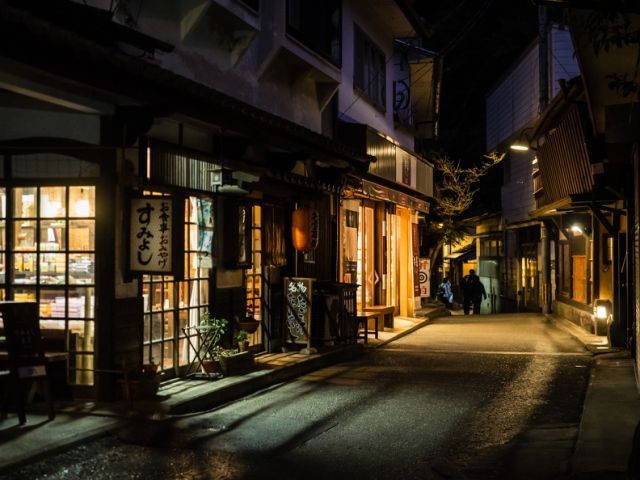 お土産屋や飲食店が並び、散策していると発見がいっぱい！情緒ある温泉地を散策してみては☆