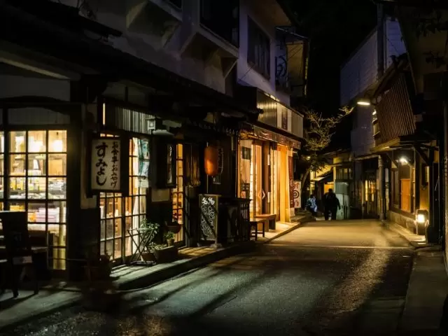 お土産屋や飲食店が並び、散策していると発見がいっぱい！情緒ある温泉地を散策してみては☆