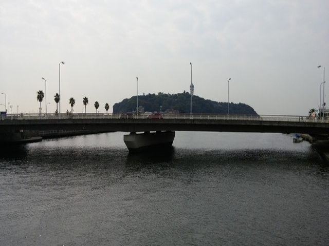 ご存知の方も多いですが江の島まで橋が架かってます！