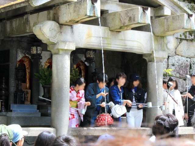 「音羽の滝」左から学業成就・恋愛成就・健康長寿、飲む水により願い叶えられると言われています