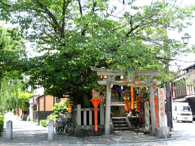 テレビドラマでお馴染み、舞子さんや芸妓さんのお参りが多い祇園白川「辰巳大明神」。