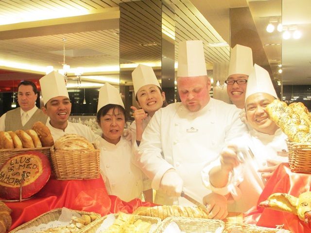 世界的に有名な外資系ホテル！キッチンメンバーも国際色豊かです！