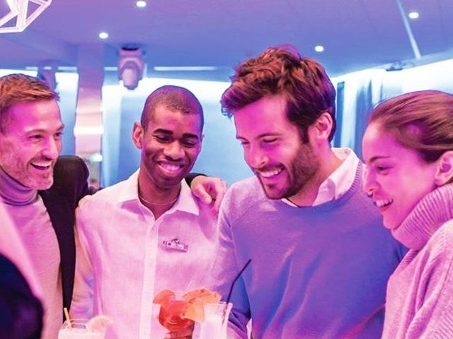 海外のお客様を中心に従業員の8割以上が海外STAFFで、まるで海外のような体験がでい