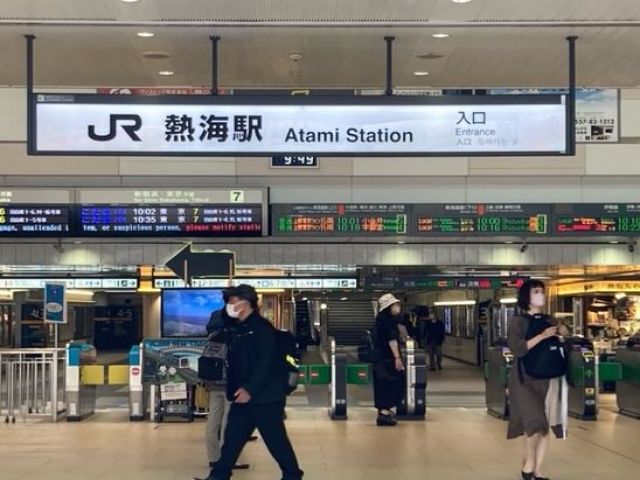 新幹線が停まる熱海駅から在来線で約25分です。