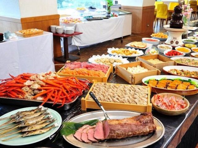 バイキングレストランの調理補助のお仕事です！
美味しくて華やかなお料理が並びます♪