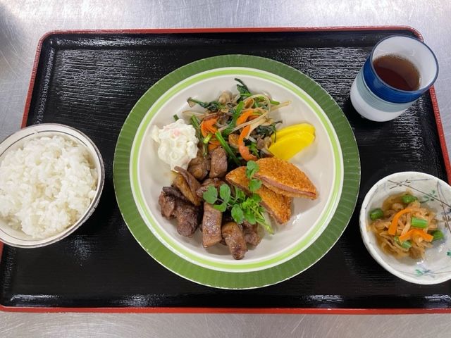 ご飯は嬉しい賄いです☆
何が出るかはお楽しみに!!