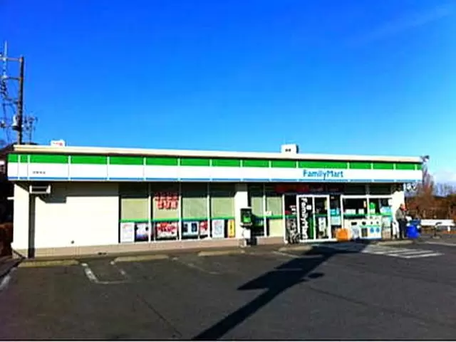 温泉街には、コンビニ・銀行・飲食店・各商店等あります