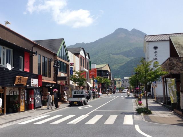 九州でも人気の温泉地「湯布院」でのお仕事！湯の坪街道にはお土産屋が立ち並び観光客も多い☆