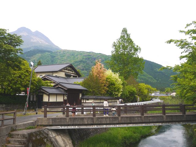 雰囲気ある橋を渡って、自然も楽しんで。