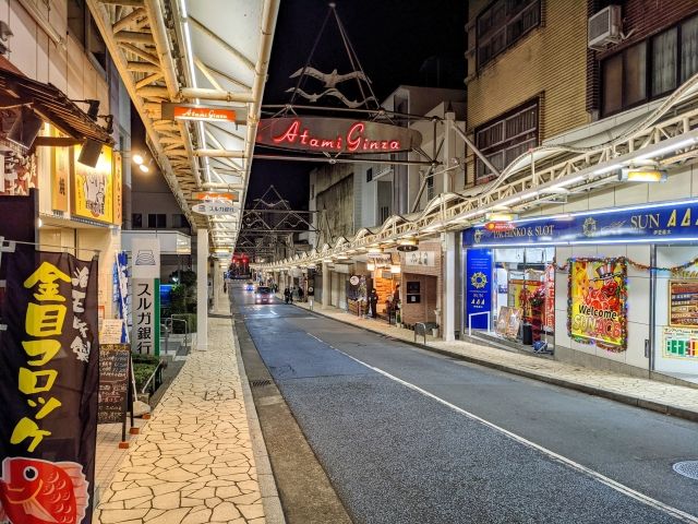 周辺にはコンビニ、大きなスーパーや商店街もあります！生活は非常に便利♪