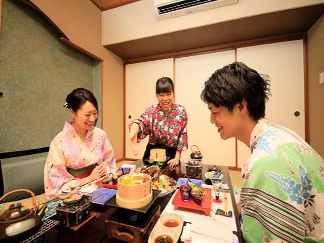 お写真のようなお食事の提供のお仕事です♪