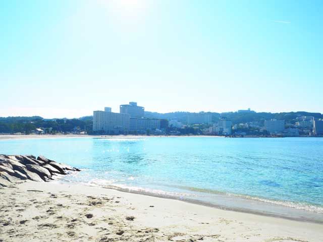 白良浜（ビーチ）まで徒歩5分程！休みの日は泳いでください（笑）