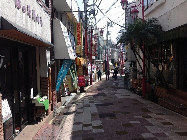 周辺にはお土産屋さんなど色々なお店がありますo(*^▽^*)o~♪