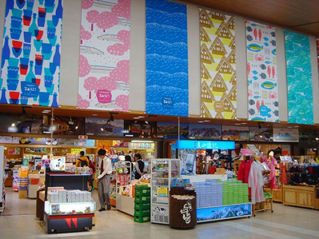 駅構内、もしくはホテル内の売店での勤務です。
海外のお客様も多いため英語も活かせます！