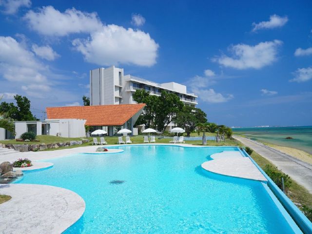 職場、寮の目の前には美しい海が広がっています♪