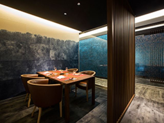 コース料理の配膳経験を活かせます。