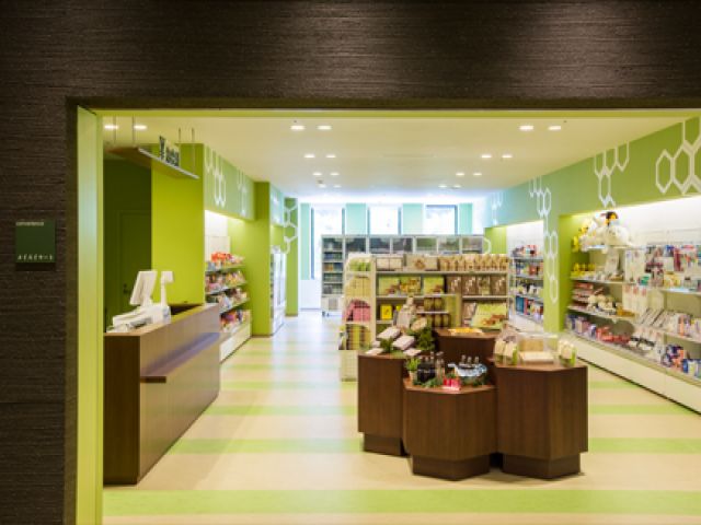 館内にコンビニもあり、日用品の購入も可能です！