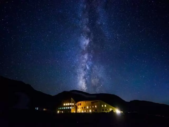 ～神秘的な星空を眺めて～
星空だけでなく、夕日やご来光も絶景です