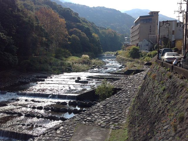 遠くに山々が眺められ…街の裏手には綺麗な川がきらきらと…そんな風景にきっと癒されます。