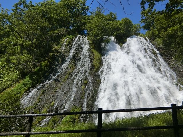 豪快な滝もこのシーズンならでは