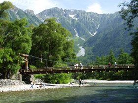 期間限定で楽しめる最高の景観がここにある!!避暑地としても人気の上高地のお仕事です♪