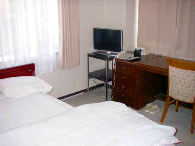 寮内観。ビジネスホテルの一室のような寮です。