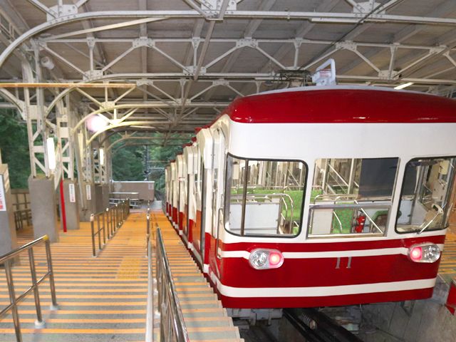 高野山へはケーブルカーで。