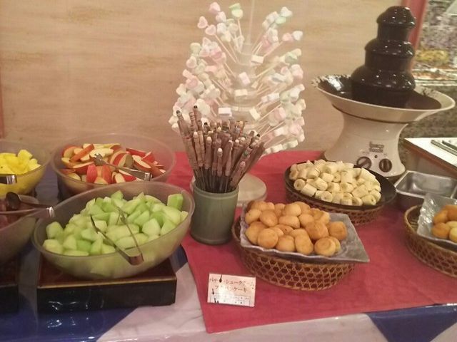 食事はブッフェの残りです！お休みの日も食べられます。