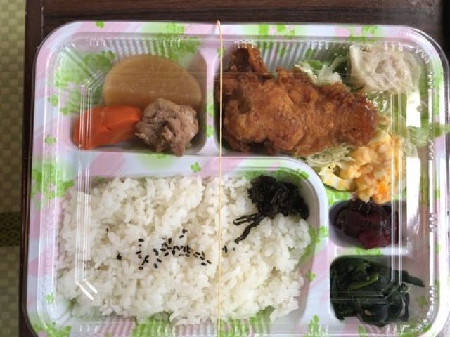 ￥100のお弁当はこんな感じです
