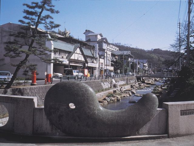 松江市内から車で15分。「松江の奥座敷」と呼ばれ、枕草子へ記された神の湯として知られます。