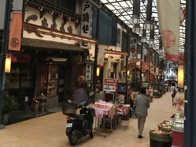 駅周辺にはお土産やさんはいろんなお店がたくさんあります♪