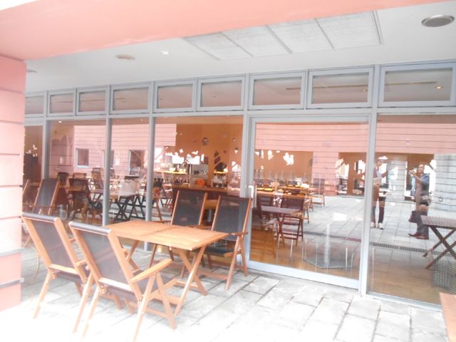 ・ビュッフェとグリルを兼ねそろえたレストランでぇす～。家族連れなどが多くいらっしゃいます。