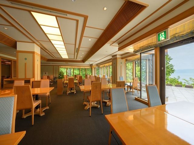 レストラン会場でのお客様対応のお仕事です☆