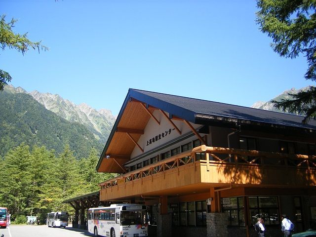 観光・食事などもしやすいですよ。毎時でバスが出ており、松本・高山・奥飛騨温泉などへ♪