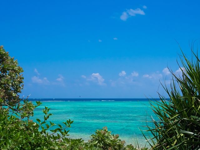 宮古島には信じられないほど青い海が広がっています★